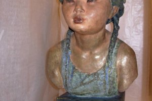 Фрагмент скульптуры «Девочка Удэ с рыбой». Бюст хранится в Государственном музее городской скульптуры.