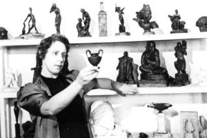 Скульптор Е.Н. Персидская в своей мастерской. Август 1946 г. Фото С.Д. Лаптева.